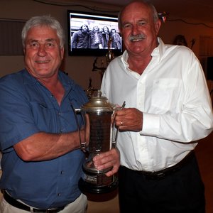 Johan Burmeister (links) by Jean Downing: 2de Algehele Visvang-, 2de Bootkampioen en Beste Sportmansgees